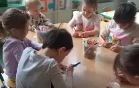 ozdabianie naklejkami jajek