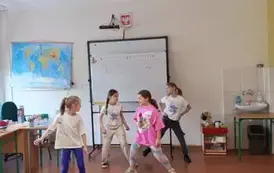 występ taneczny czterech dziewczynek