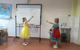 Dziewczynki tańczą z szarfami
