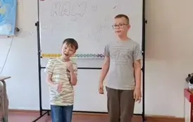 występ chłopc&oacute;w