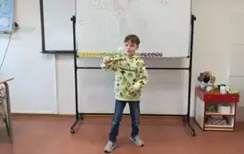 chłopiec podbija piłeczkę pingpongową