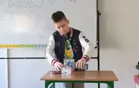 Chłopiec wykonuje doświadczenia chemiczne
