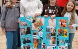 uczennice ze swoją pracą 