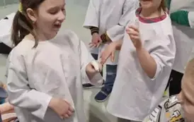 1b prezentuje gips na palcu