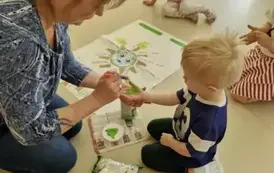 stemplowanie dłonią korony drzewa