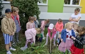 sadzenie roślin w ogr&oacute;dku przed szkołą