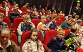 uczniowie klasy 3d i 3e na widowni