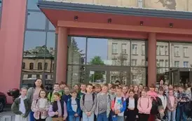 uczniowie klasy 3d i 3e przed budynkiem Teatru Muzycznego