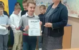Pani dyrektor wręcza nagrozę za zajęcie pierwszego miejsca