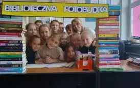 Uczniowie pozują w fotobudce 