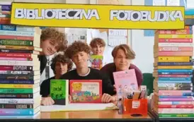 Uczniowie pozują w fotobudce 