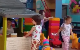 zabawa dzieci przed domkiem