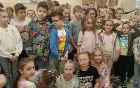 Grupa dzieci z szlonymi fryzurami 