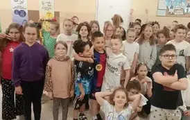 Grupa dzieci z szlonymi fryzurami 