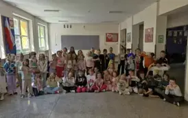 Grupa dzieci z szlonymi fryzurami 