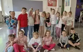 Grupa dzieci z szlonymi fryzurami 