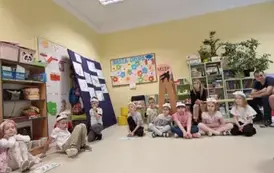 Rodzice oglądają występ