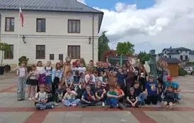 uczniowie klasy 5b i 5c w Szczebrzeszynie przy pomniku chrząszcza