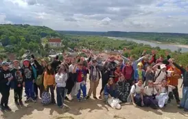 uczniowie klasy 5b i 5c na G&oacute;rze Trzech Krzyży w tle panorama Kazimierza Dolnego