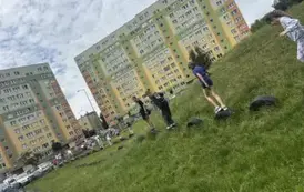 dzieci na placu zabaw