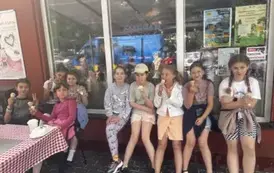 dziewczynki jedzą lody