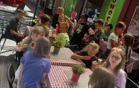 dzieci przed cukiernią