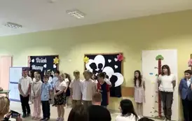 uczniowie klasy 3c śpiewający piosenkę dla mamy i taty
