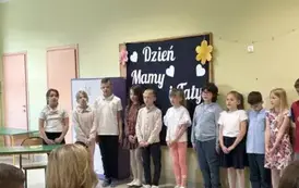 uczniowie klasy 3c recytujący wierszyki