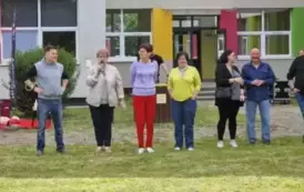 Dyrekcja, pracownicy szkoły i przedstawiciel Rady Rodzic&oacute;w podczas otwarcia pikniku