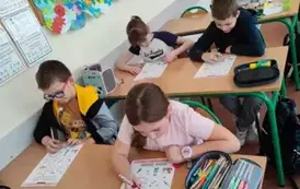 uczniowie rozwiązując krzyż&oacute;wkę o zdrowych zębach