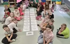 uczniowie w trakcie rozwiązywania zębowych zagadek