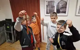 Chłopcy ze sznurkami