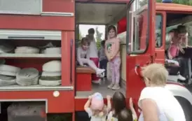 Dzieci w wozie strażackim