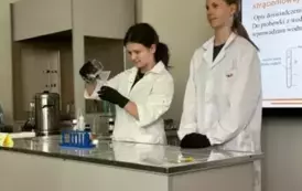 uczennice wykonują doświadczenia chemiczne (1)