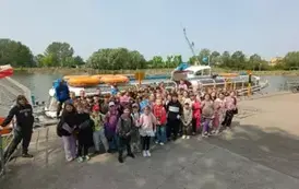 uczniowie na tle statku ,,Rusałka nad Jeziorem Gopło