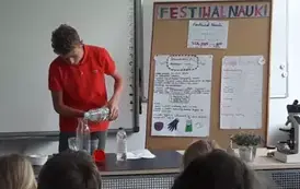 Kacper wykonuje doświadczenie - Skacząca kukurydza.