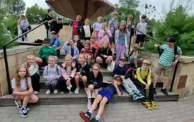 Uczniowie przed fntanną Grzybek w Ciechocinku