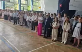 uczniowie klas trzecich podczas uroczystości zakończenia roku szkolnego