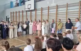 pani dyrektor przemawia do zgromadzonych uczni&oacute;w i rodzic&oacute;w
