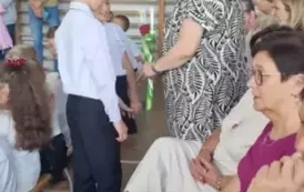 uczniowie wręczają kwiaty pani dyrektor