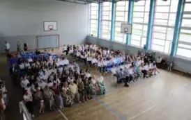 wszyscy zgormadzeni podczas śpiewania hymnu widok z balkonu
