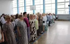 dyrekcja i nauczyciele podczas śpiewania hymnu podczas uroczystości