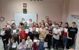 Uczestnicy Szkolnego Konkursu na Kartkę Pocztową w Języku Angielskim z  kl. 4 i 5 