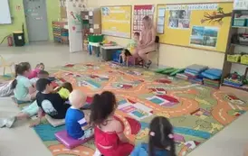 przedszkolakom czyta mama Kiryla