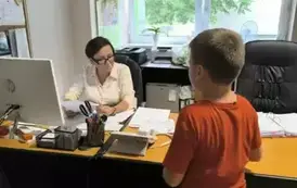Uczniowie klasy 2c rozdają miłe wiadomości pracownikom szkoły