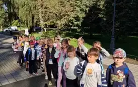 1b spaceruje po parku
