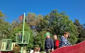 Chłopcy bawią się na statku