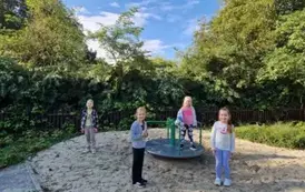 Dzieci bawią się na karuzeli