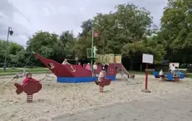 zabawa na placu zabaw