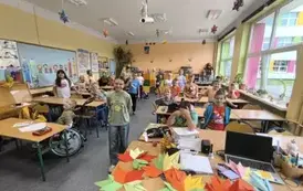 Uczniowie klasy 2c z koleżanką Mają